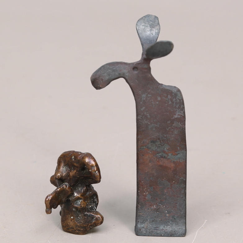 JÖRGEN HAMMAR och INGE DAHLGREN, skulpturer, 2 st, brons, järn, älgar.