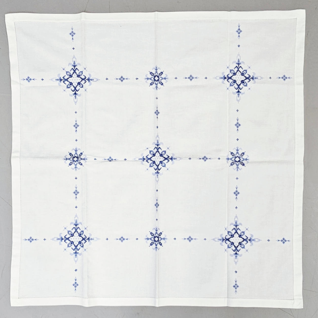 EINFACHE TISCHDECKE IN FADEN MIT KREUZSTICH.