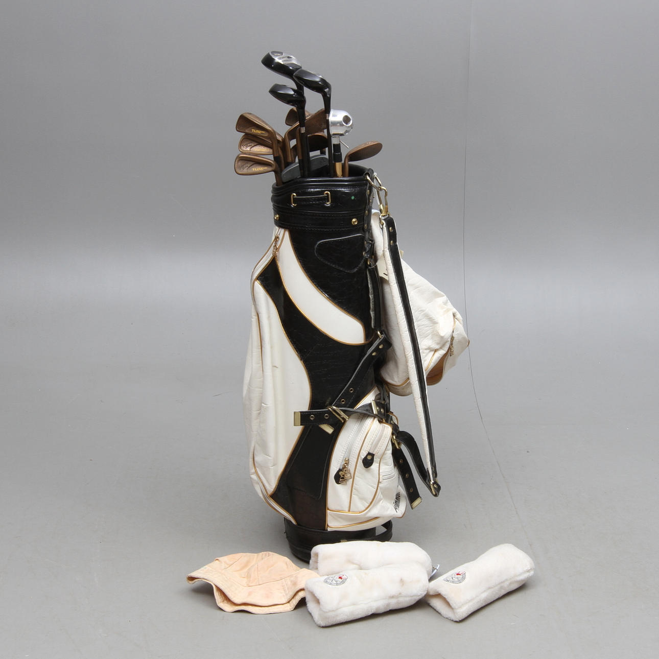 GOLFBAG med KLUBBOR, mestadels Tommy Armour, T-Line, 1900-talets senare del.