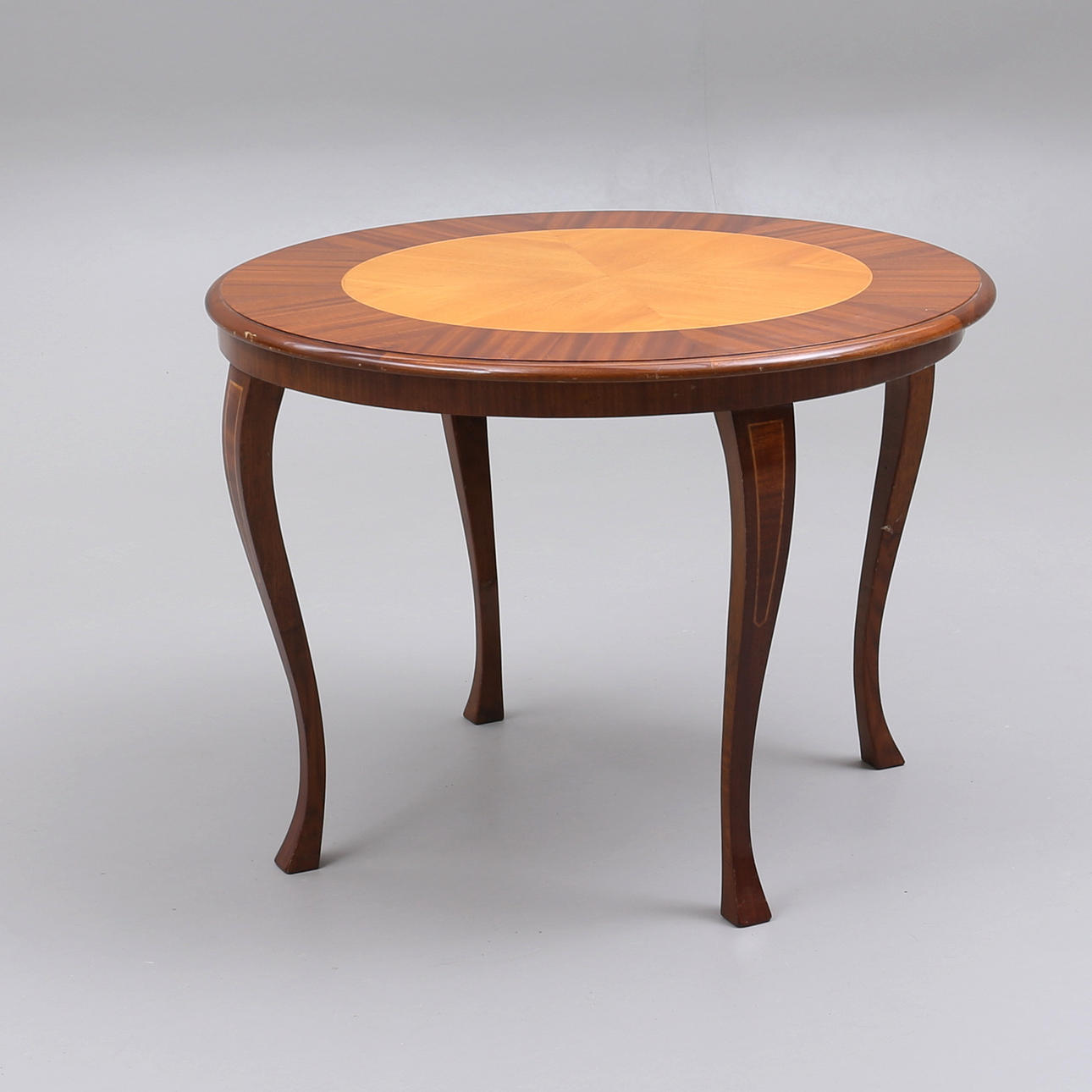 BORD, runt, 1900-talets mitt.