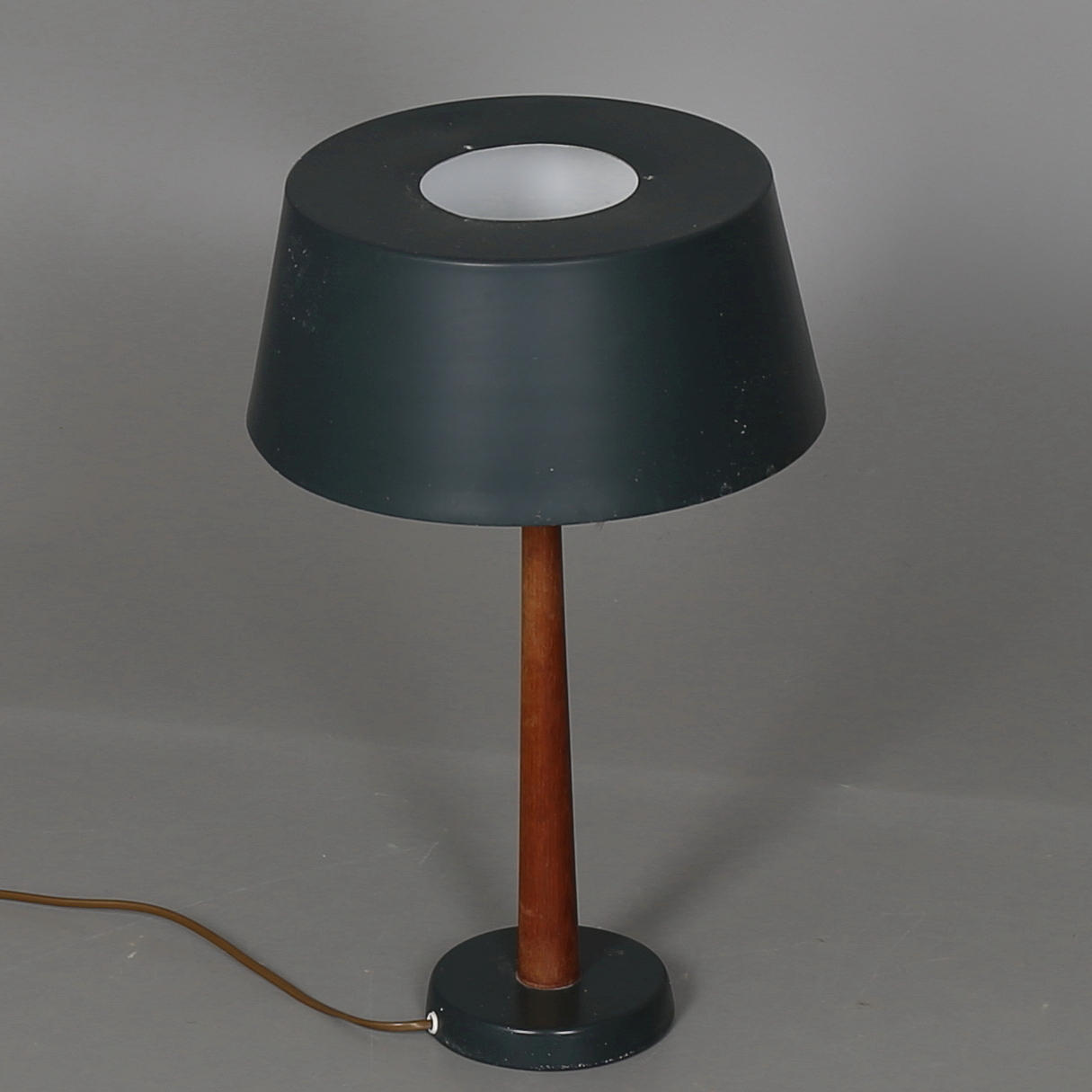 BORDSLAMPA i teak och plåt, 1950-tal.