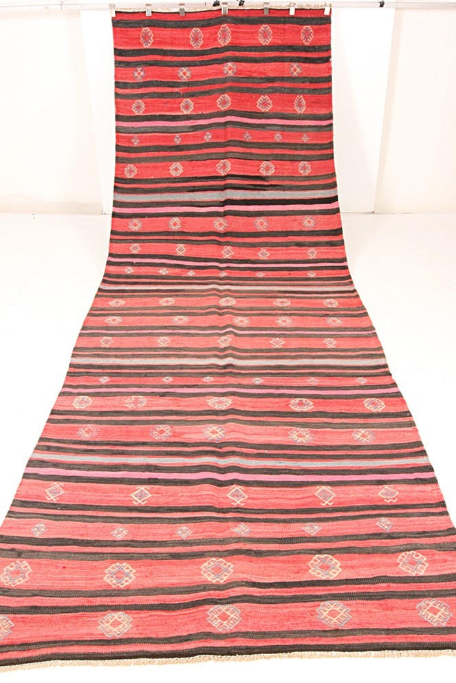 ORIENTALISK MATTA. 420 x 146 cm.