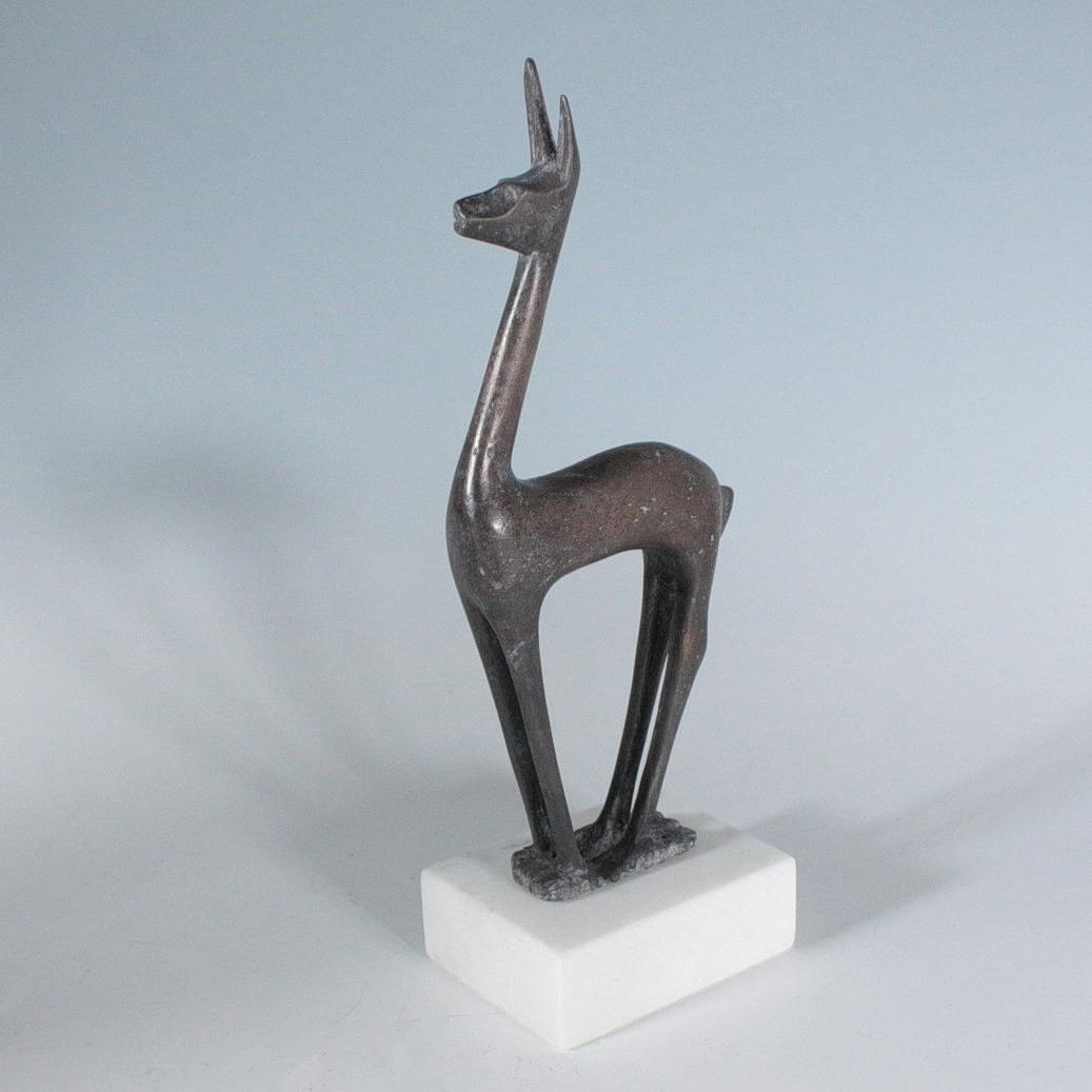 Artista desconocido. 'Lama', escultura sobre base de mármol.