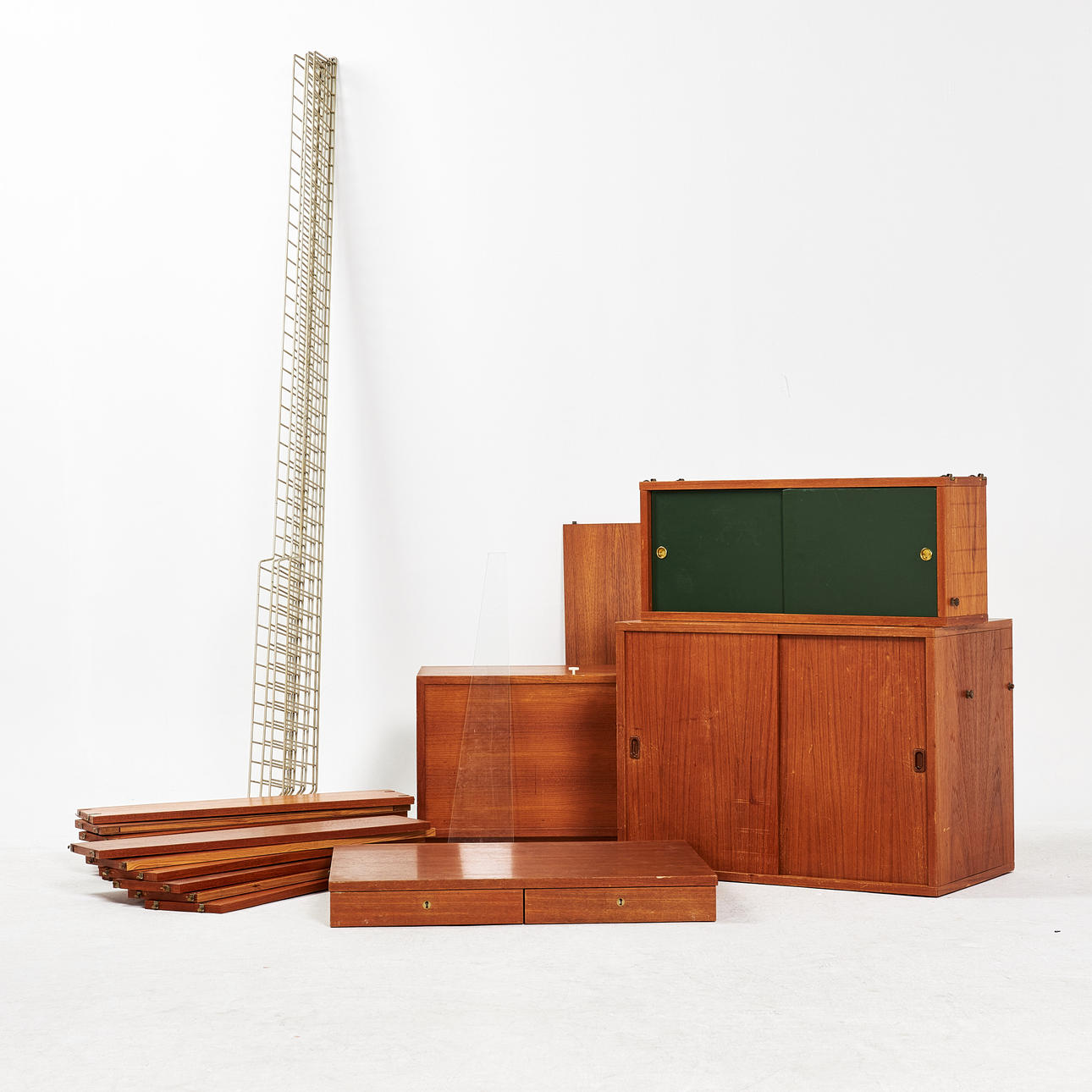 NILS & KAJSA STRINING. Regalsystem, Teakholz, Mitte 20. Jahrhundert, Etikettenbeschriftung.