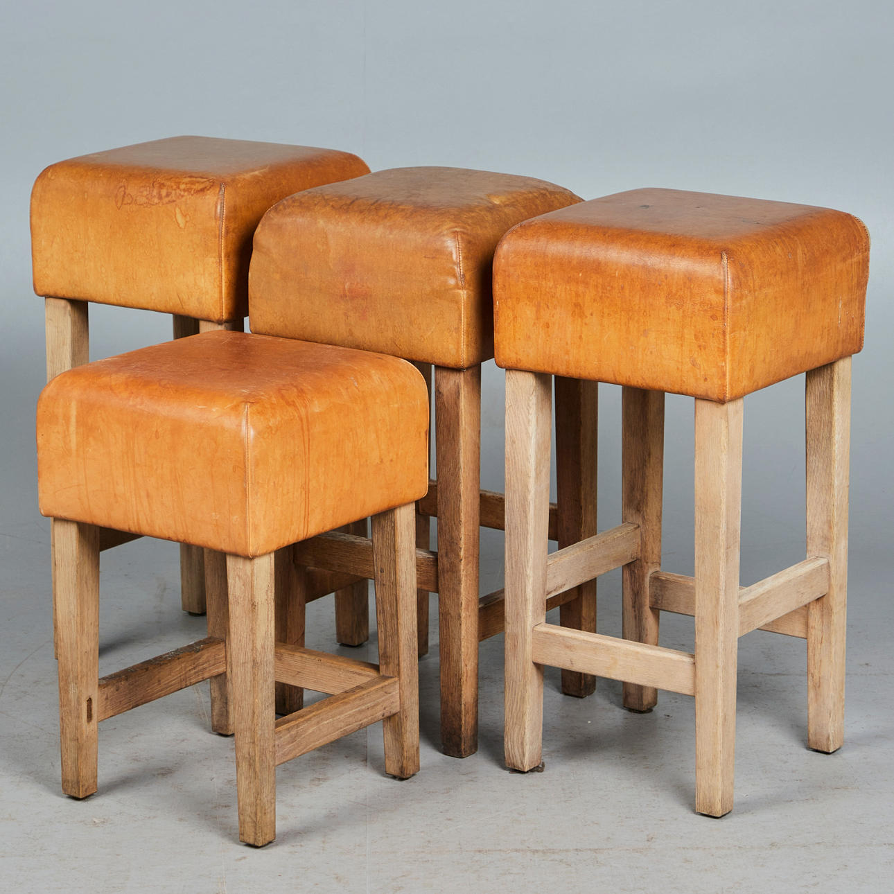 Fyra pallar/barstolar, ek, läder (4).