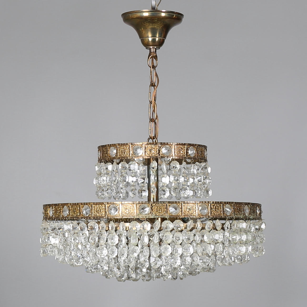 TAKLAMPA, i gulmetall och kristall, 60-tal.