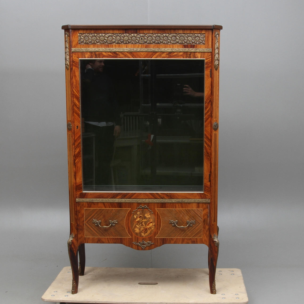 VITRINSKÅP, Louis XVI-stil, 1900-tal.