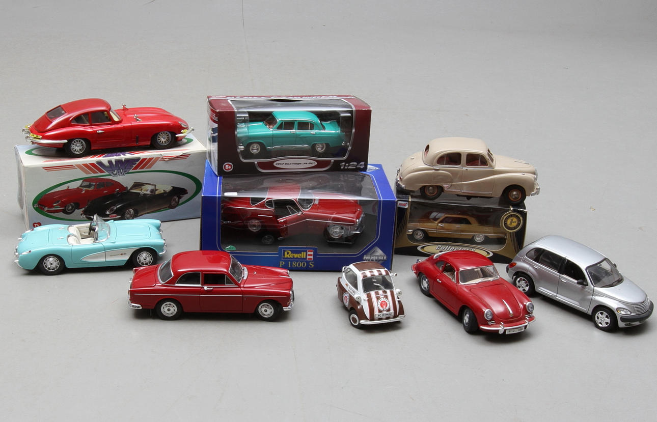 MODELLBILAR 10 stycken olika fabrikat. Delvis originalkartong.