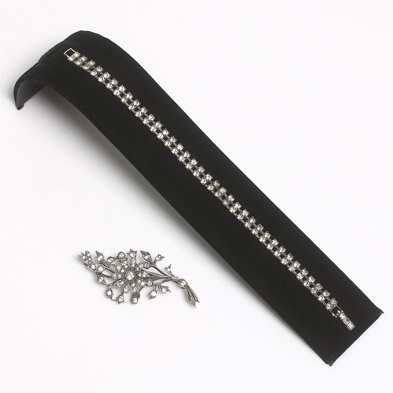 BROSCH, silver, Lindebergs Silversmide, Stockholm, 1952 samt ARMBAND, "Strass".