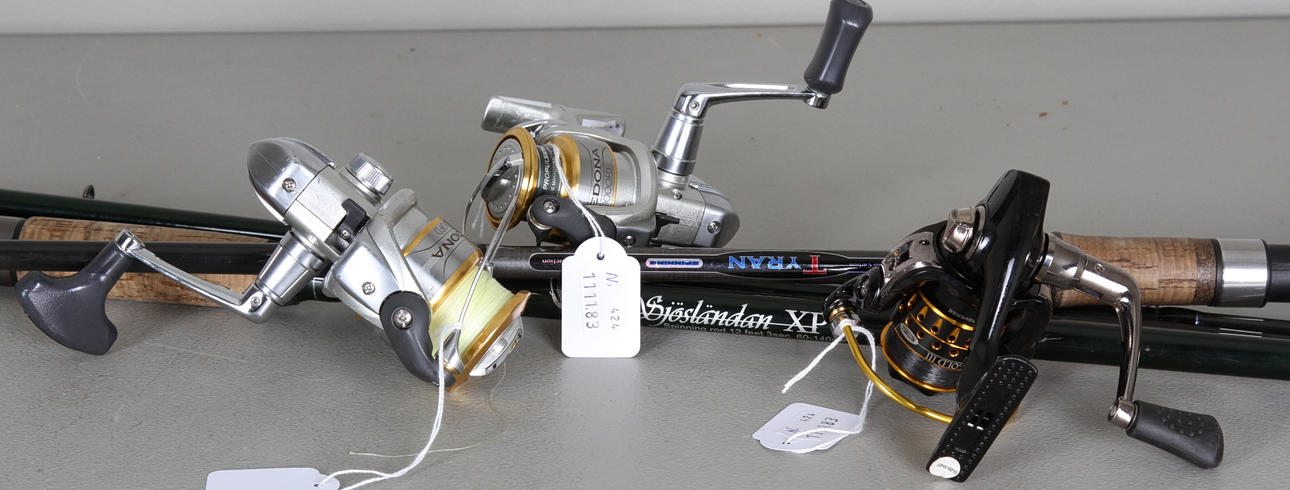 FISKESPÖN, 2 st, Sjösländan och Tyran, samt FISKERULLAR, 3 st, Shimano och Avocetgold.