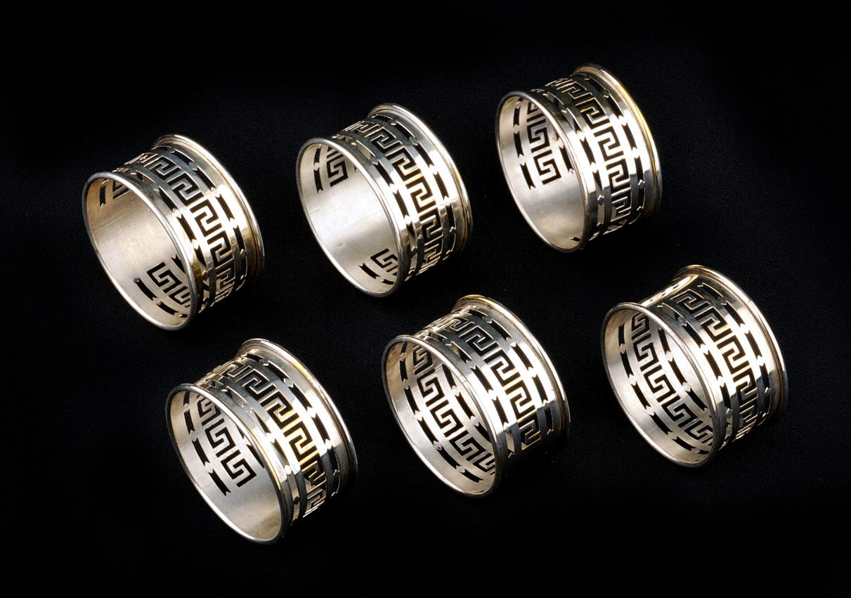 UPPSÄTTNING AV 6 GEOMETRISKA SERVETTRINGAR.