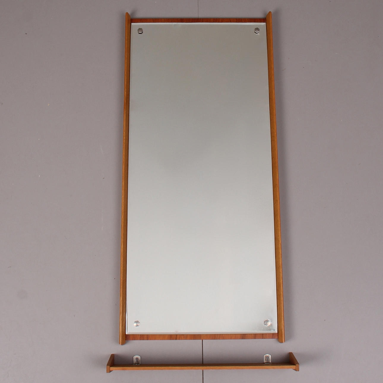 SPEGEL, samt hyllplan, teak och ek, Johansfors spegelfabrik, Broakulla.