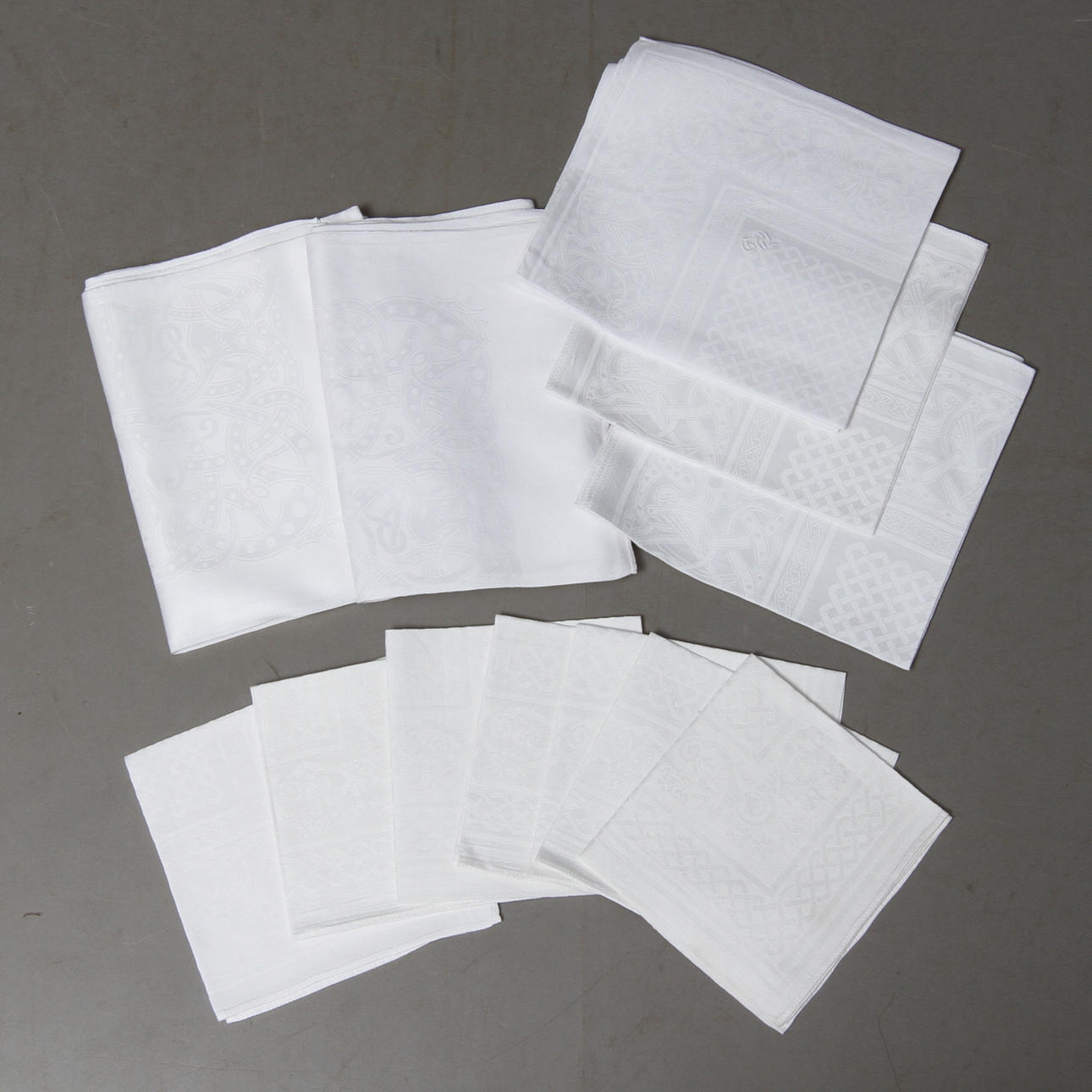 DUKAR, 2 st, samt SERVETTER, 12 st, linnedamast, mestadels drakmönstret, 1900-tal.