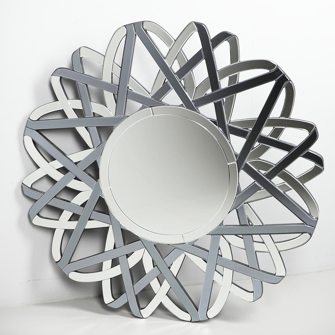 EN STOR MODERN SPEGEL.