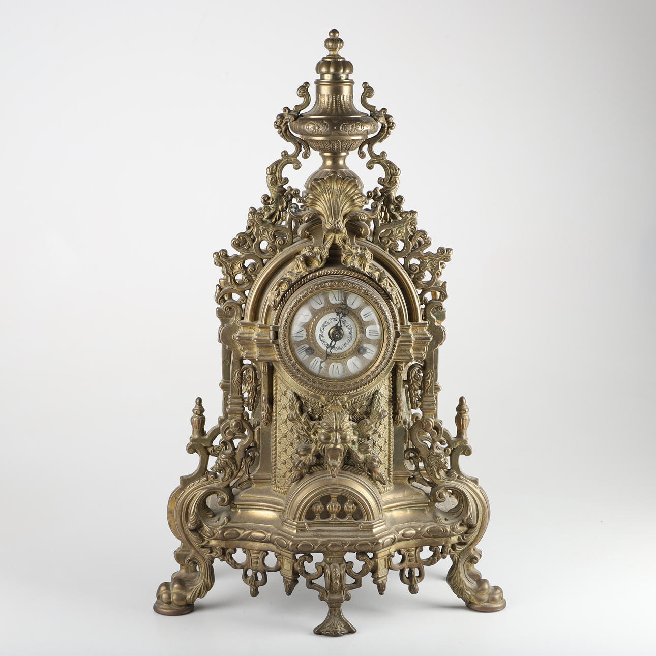 PÉNDULO DE MESA, latón, estilo barroco, siglo XX.