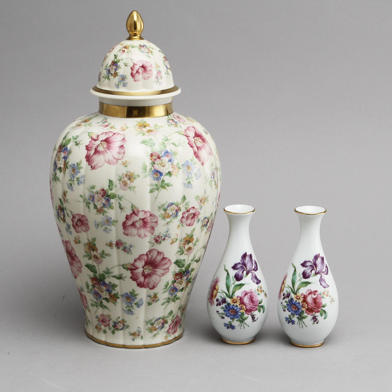 LOCKURNA samt VASER ett par, porslin, Thomas samt Hackefors.