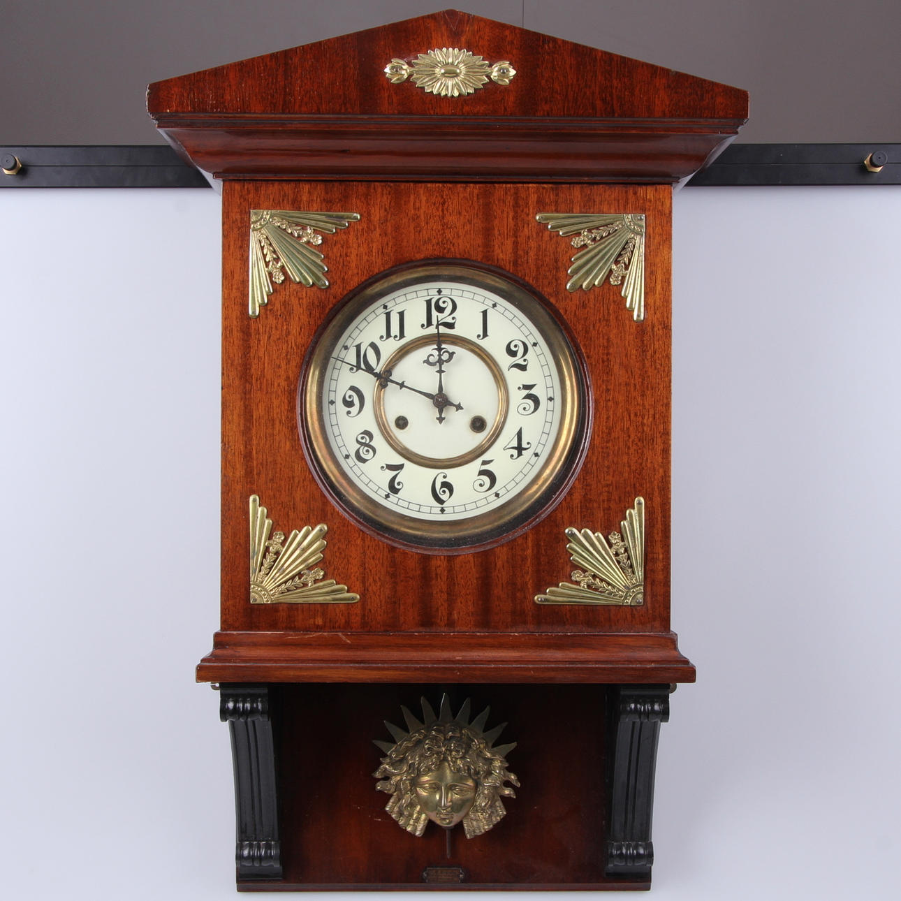 VÄGGUR, empirestil, A.B. Svenska elektriska Urfabriken, Stockholm, 1900-talets första kvartal.