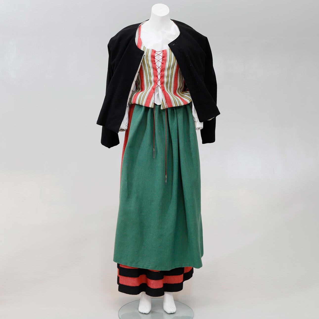 FOLKDRÄKT, 8 delar, Åkerö, Södermanland.