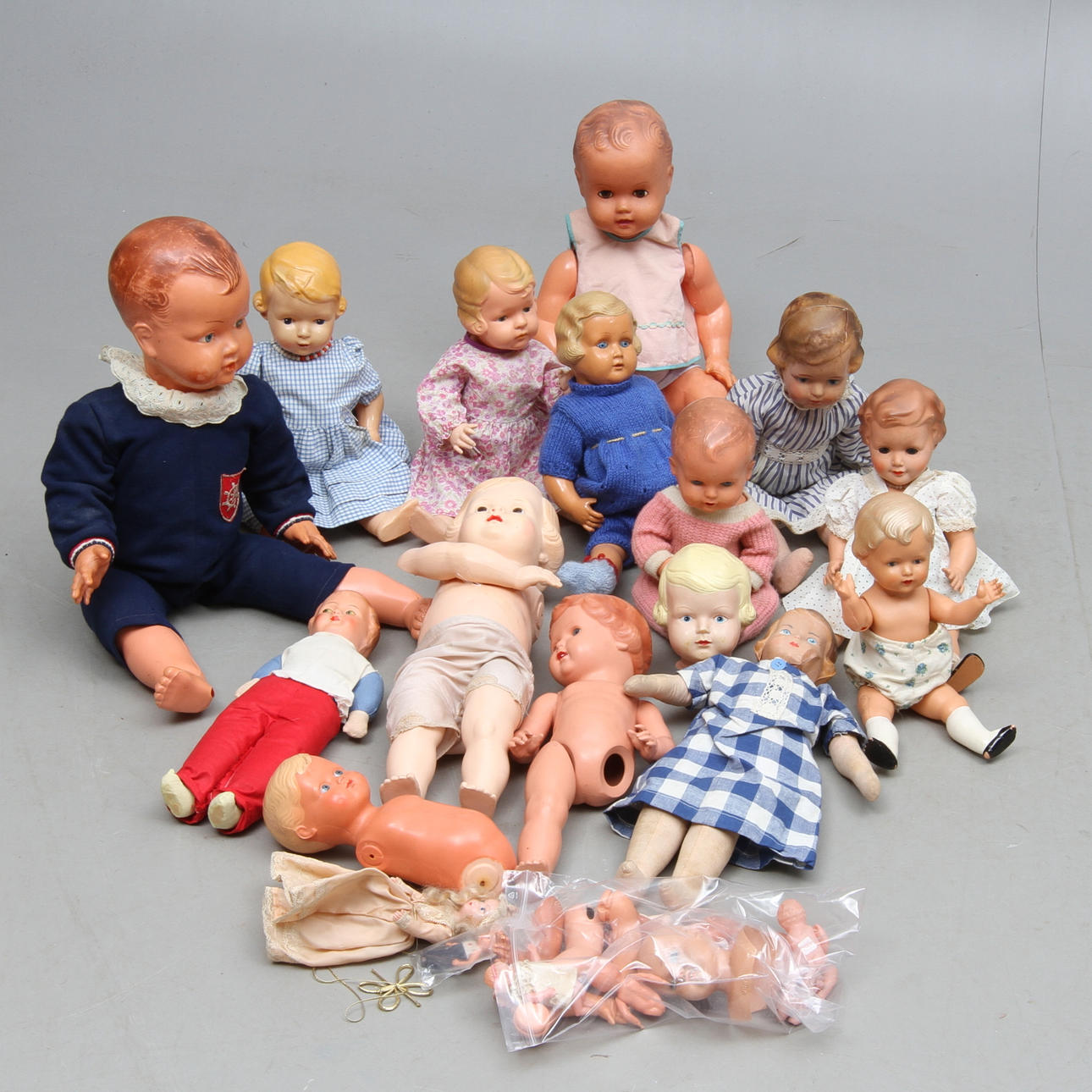 DOCKOR samt diverse dockdelar, 1900-tal.