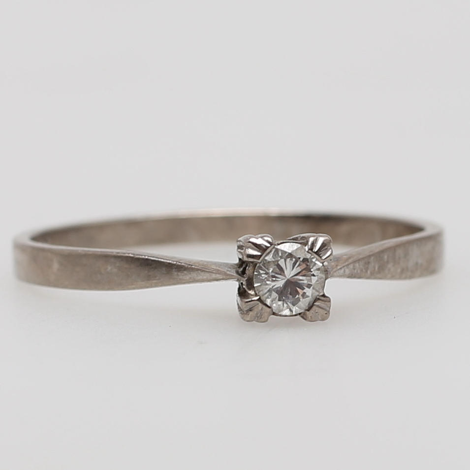 RING i 14K vitguld besatt med diamant om 0,14 carat enligt gravyr, Svedboms Guld&Ädelstenar, Vetlanda, 1954.
