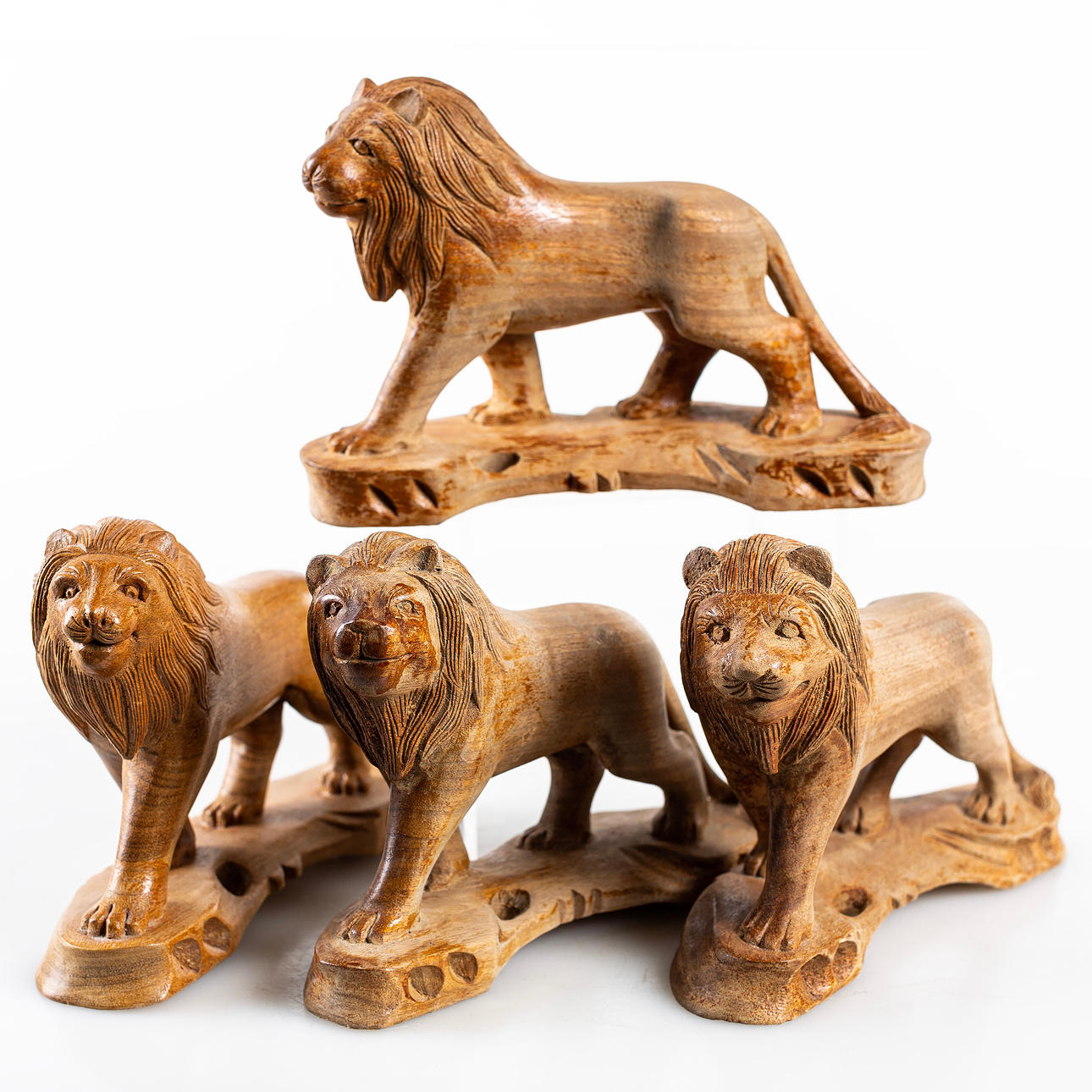 ESCULTURAS, 4 piezas, madera, forma de león.