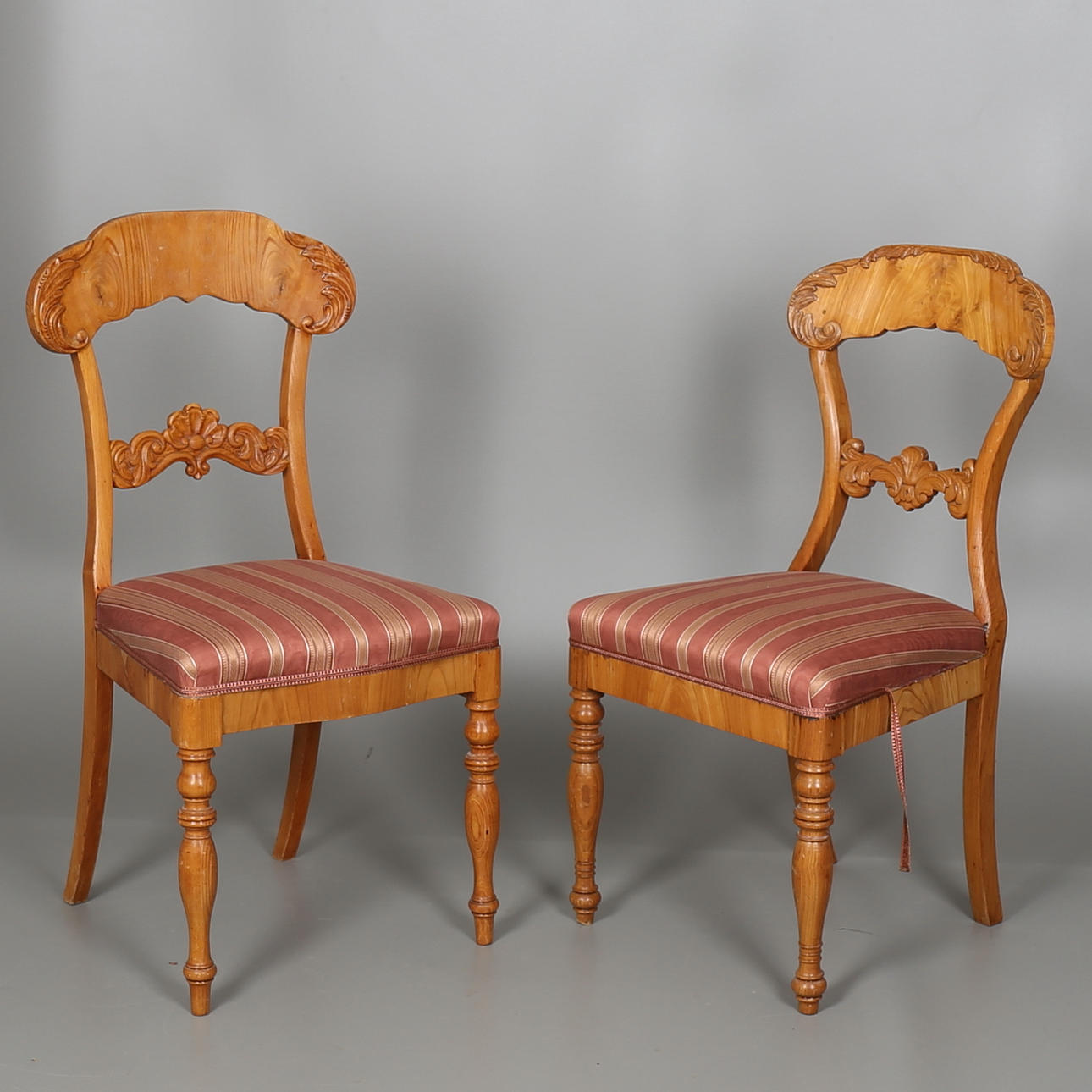 STOLAR, 2 st snarlika i lövträ, 1900-talets första hälft.