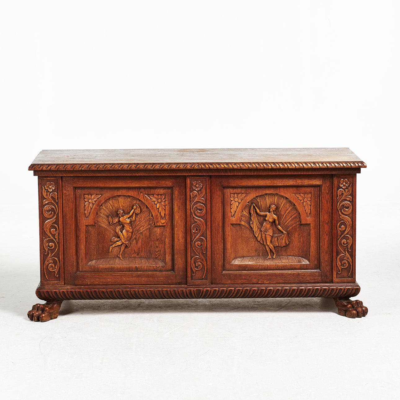 SIDEBOARD / SIDEBOARD, Barockstil, Eiche massiv, Holzschnitzdekor, 2 Schränke, Türblätter mit Schnitzdekor in Form von tanzenden Frauen, Löwentatzen, 1920er Jahre.