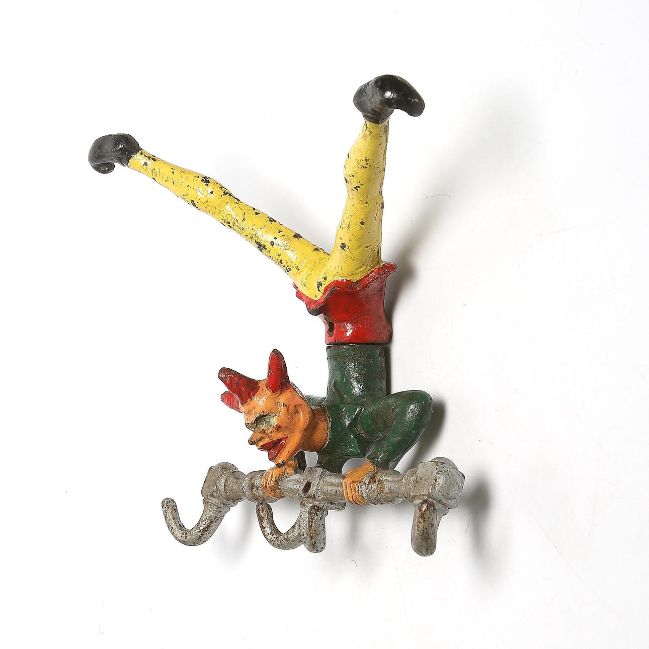 KLÄDHÄNGARE, gjutjärn, "Gycklaren", Hults bruk. Sekelskiftet 18/1900-talet.