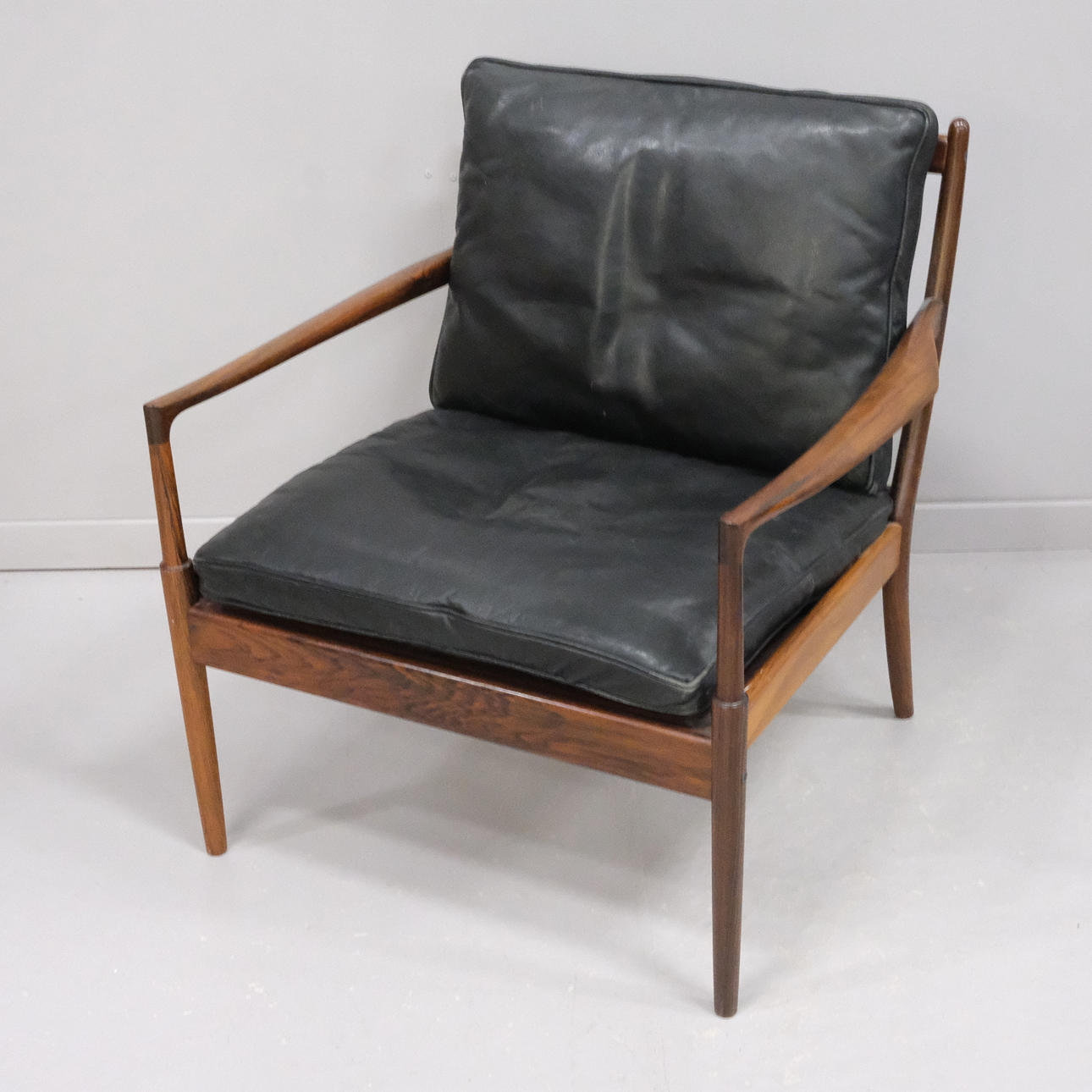 IB KOFOD-LARSEN. LÆNESTOL, STOL.