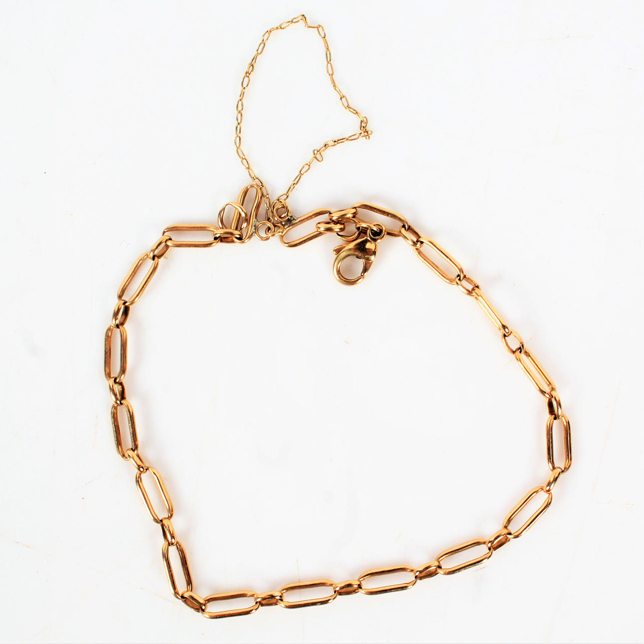 9 CARAT GOLD BRACELET.