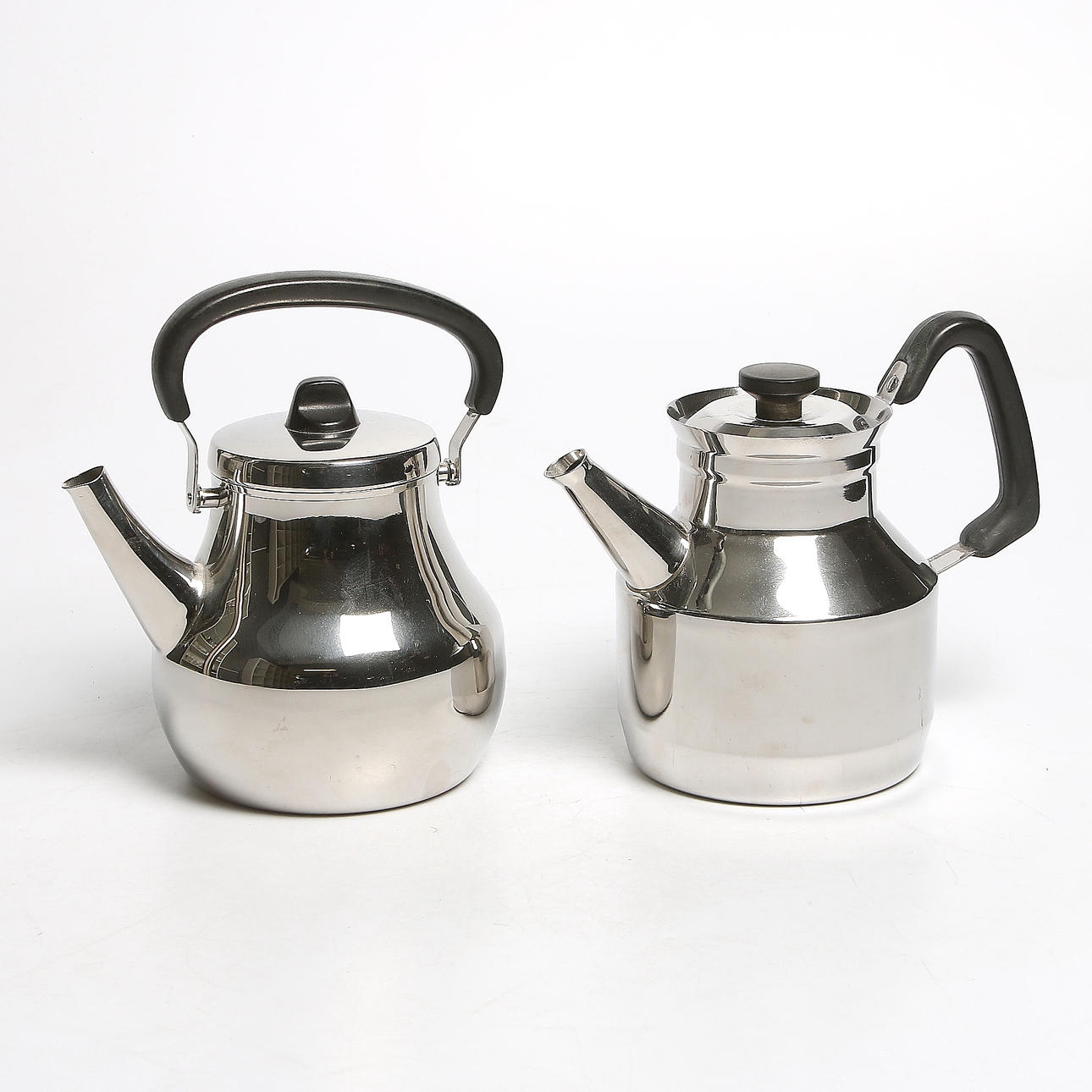 KAFFEKANNOR, 2 st, rostfritt stål. Sigurd Persson "Mamsell", samt Gunnar Cyrén. 1950-tal.