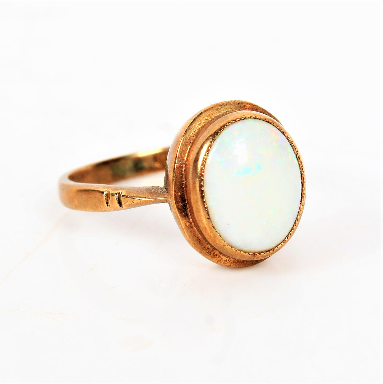 9 KARAT GULD & VIT OPAL RING.