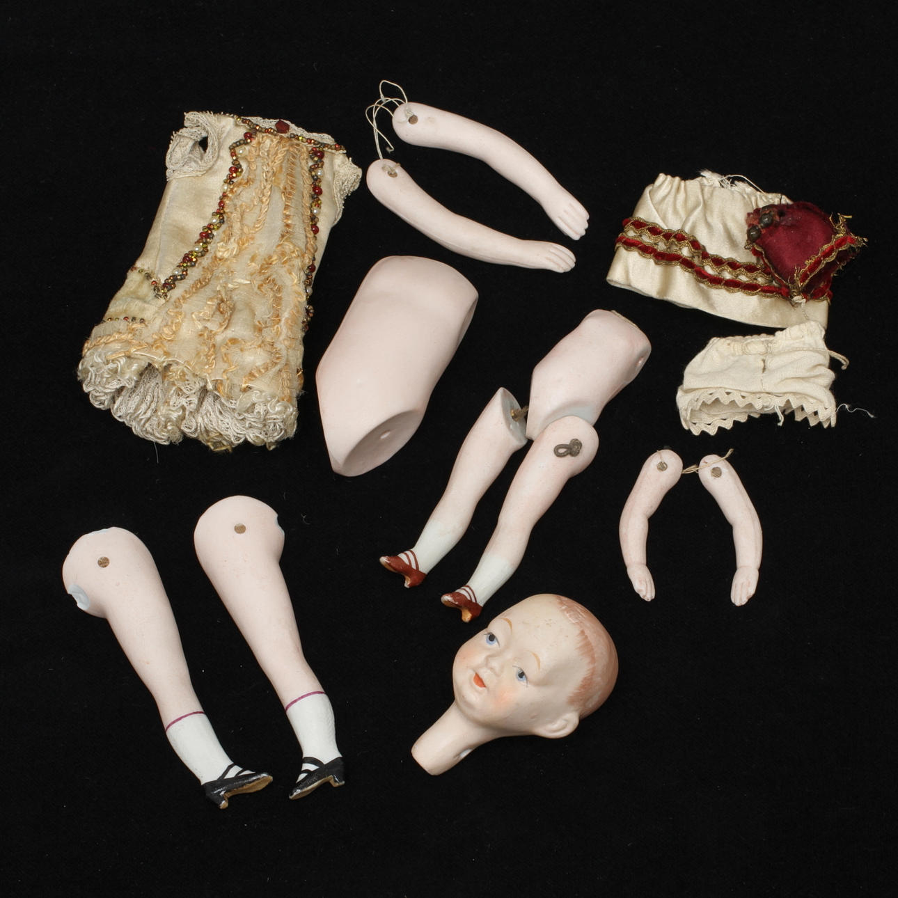 DOCKDELAR, biskviporslin, 1900-talets första hälft.