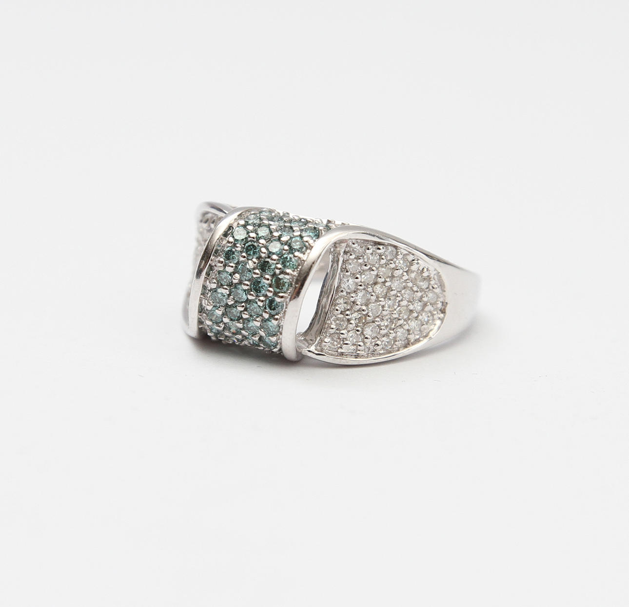 RING. 14k vitguld med blå och vita diamanter, ca 4,2 gram.