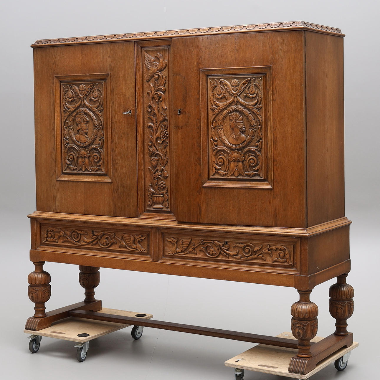 ESSZIMMERSCHRANK, dunkle Eiche, 20. Jahrhundert.