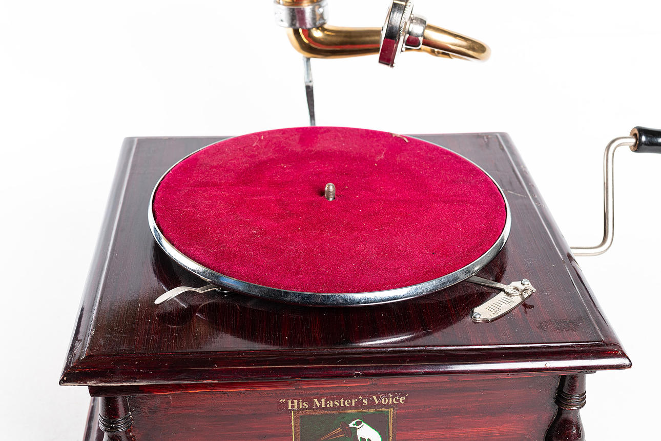 FUNNEL GRAMOPHONE. Collectables - Musical instruments - Auctionet