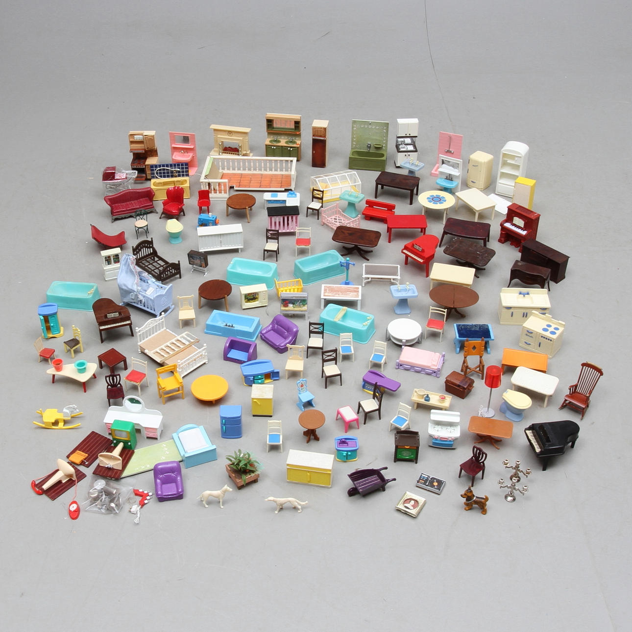 DOCKSKÅPSMÖBLER med mera, mestadels plast, 1900/2000-tal (3).