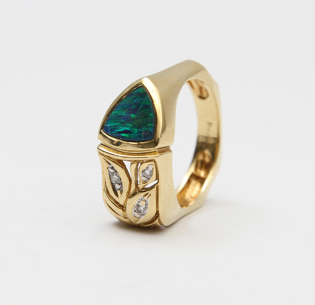 RING. 18k guld med opal samt 3st diamanter, ca 9 gram.