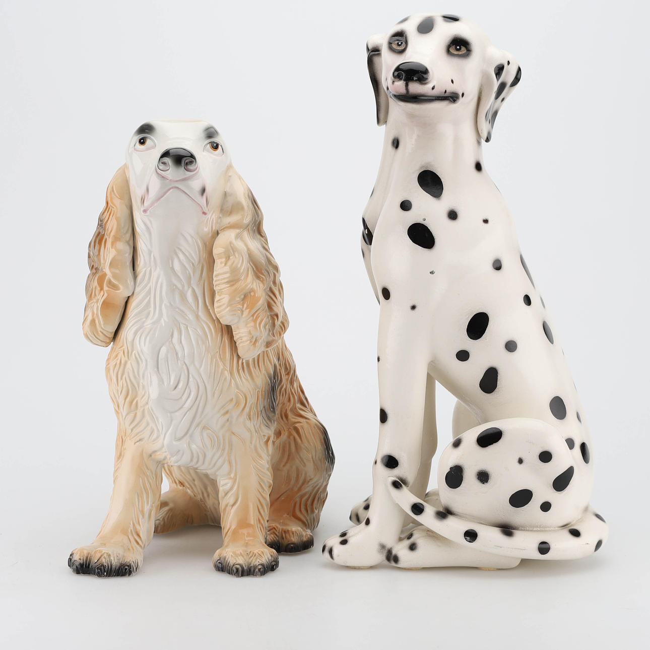 HUNDAR, 2 st. stora figuriner.