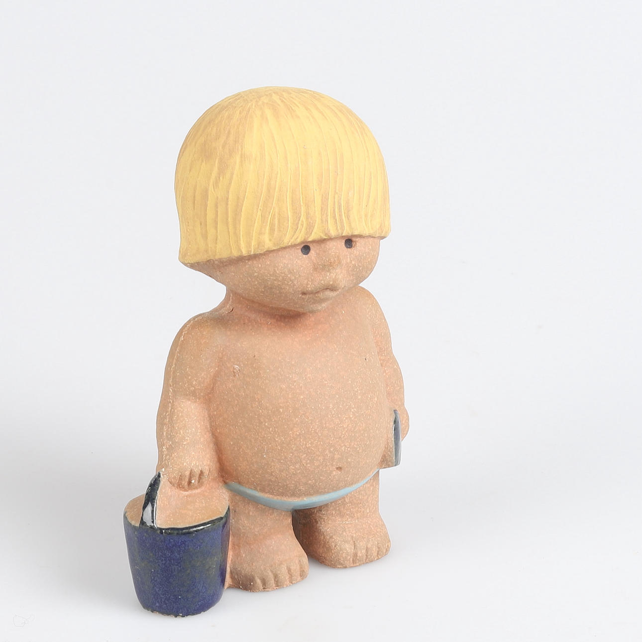 LISA LARSON. Figurilla, gres, Niño con balde, Gustavsberg, finales de 1900.