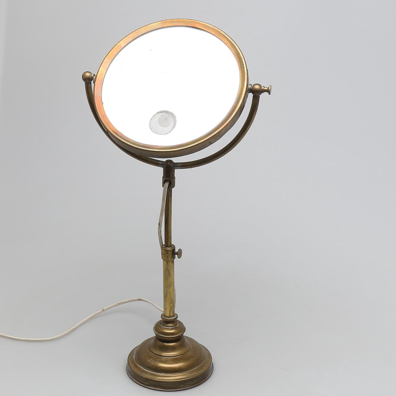 RAKSPEGEL, i mässing med belysning, 1900-talets första hälft.