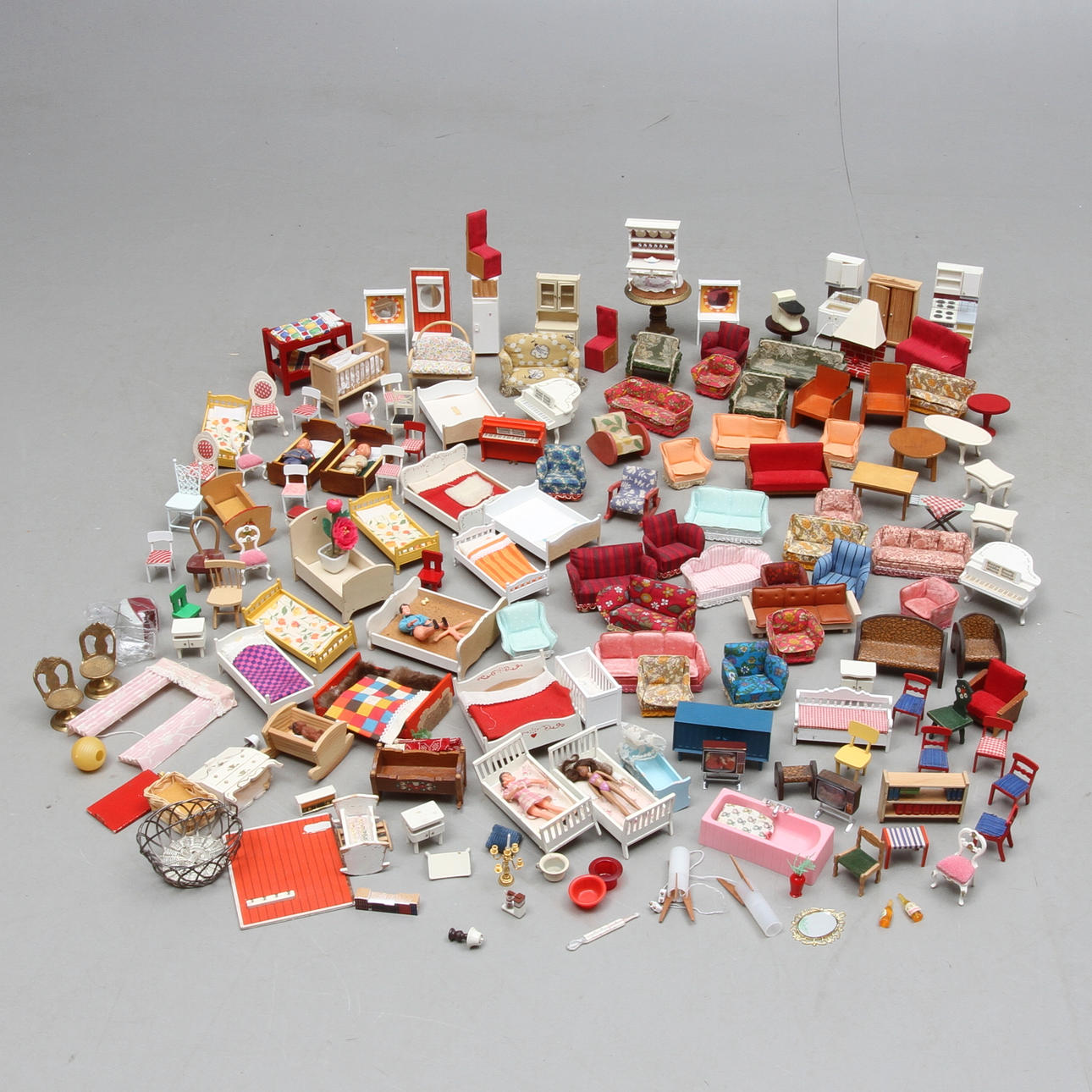 DOCKSKÅPSMÖBLER med mera, 1900/2000-tal (4).