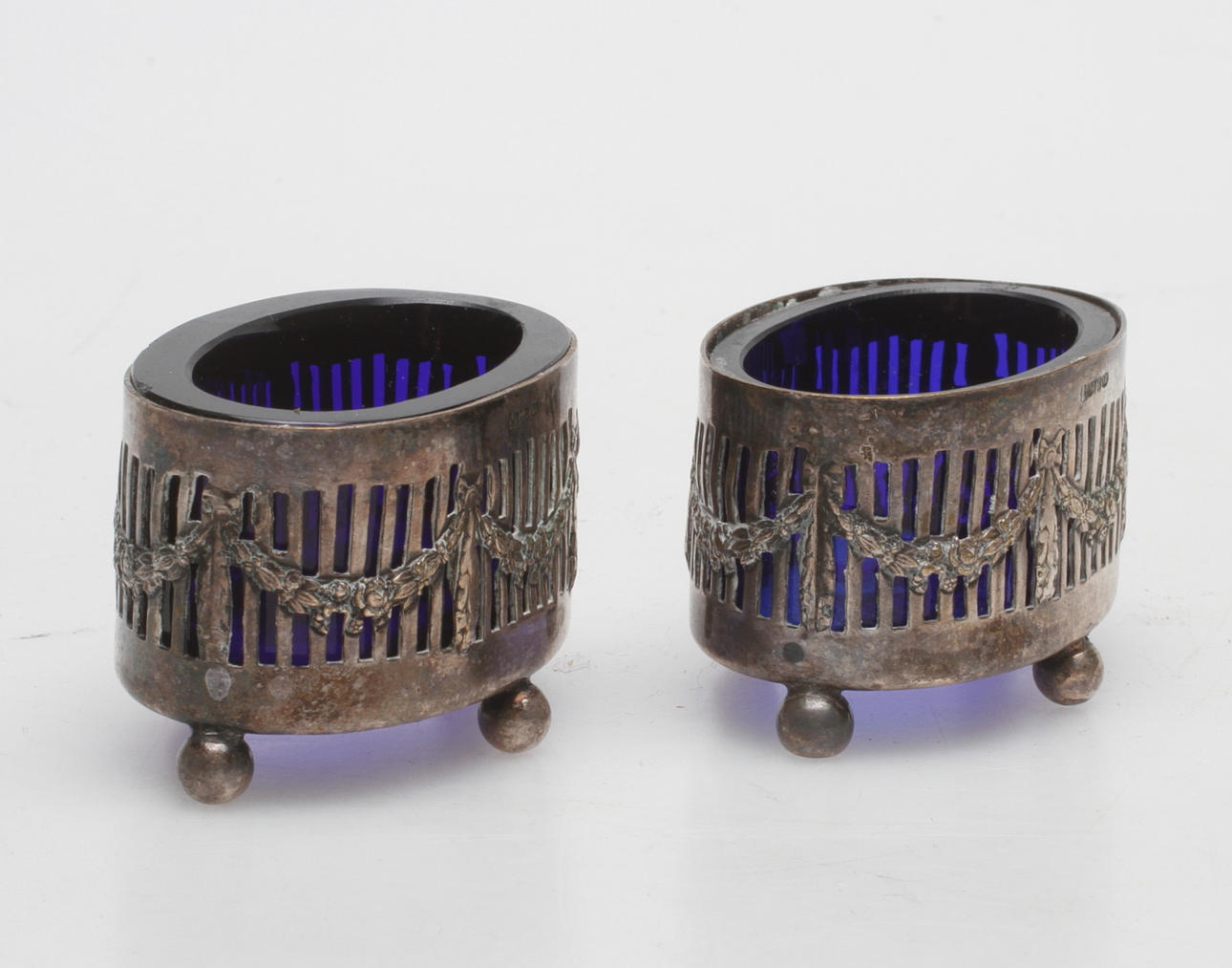 SALTKAR, ett par, nysilver och glas, gustaviansk stil, 1900-tal.