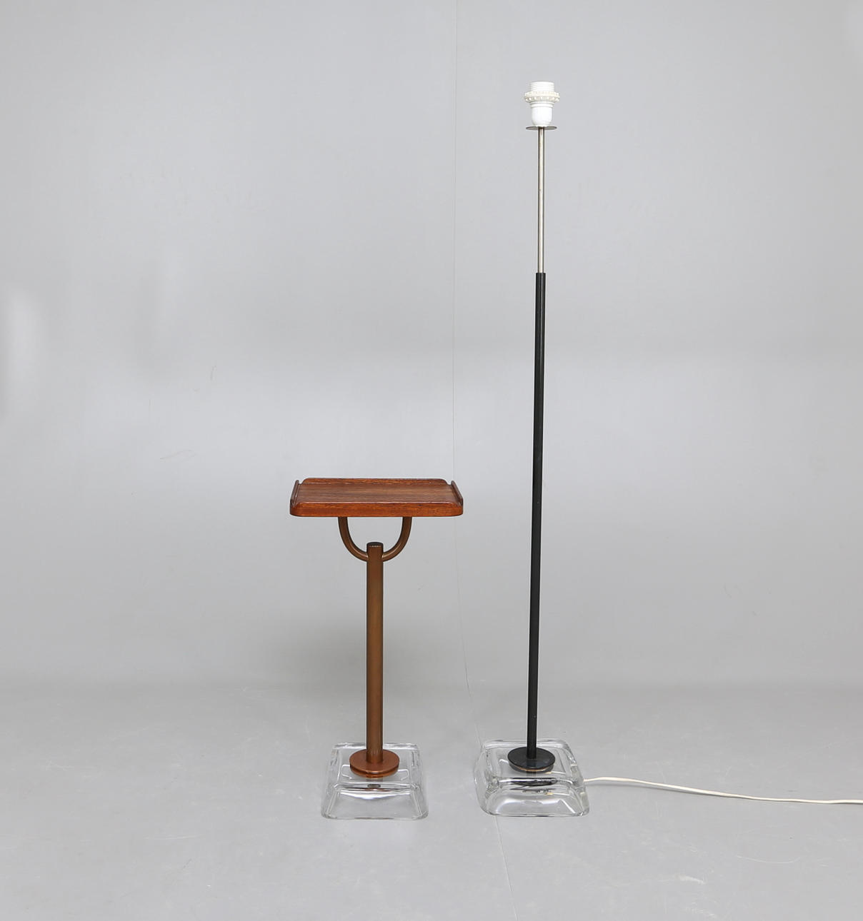 GOLVLAMPA samt BORD, teak och glas, Orrefors, 1960-tal.