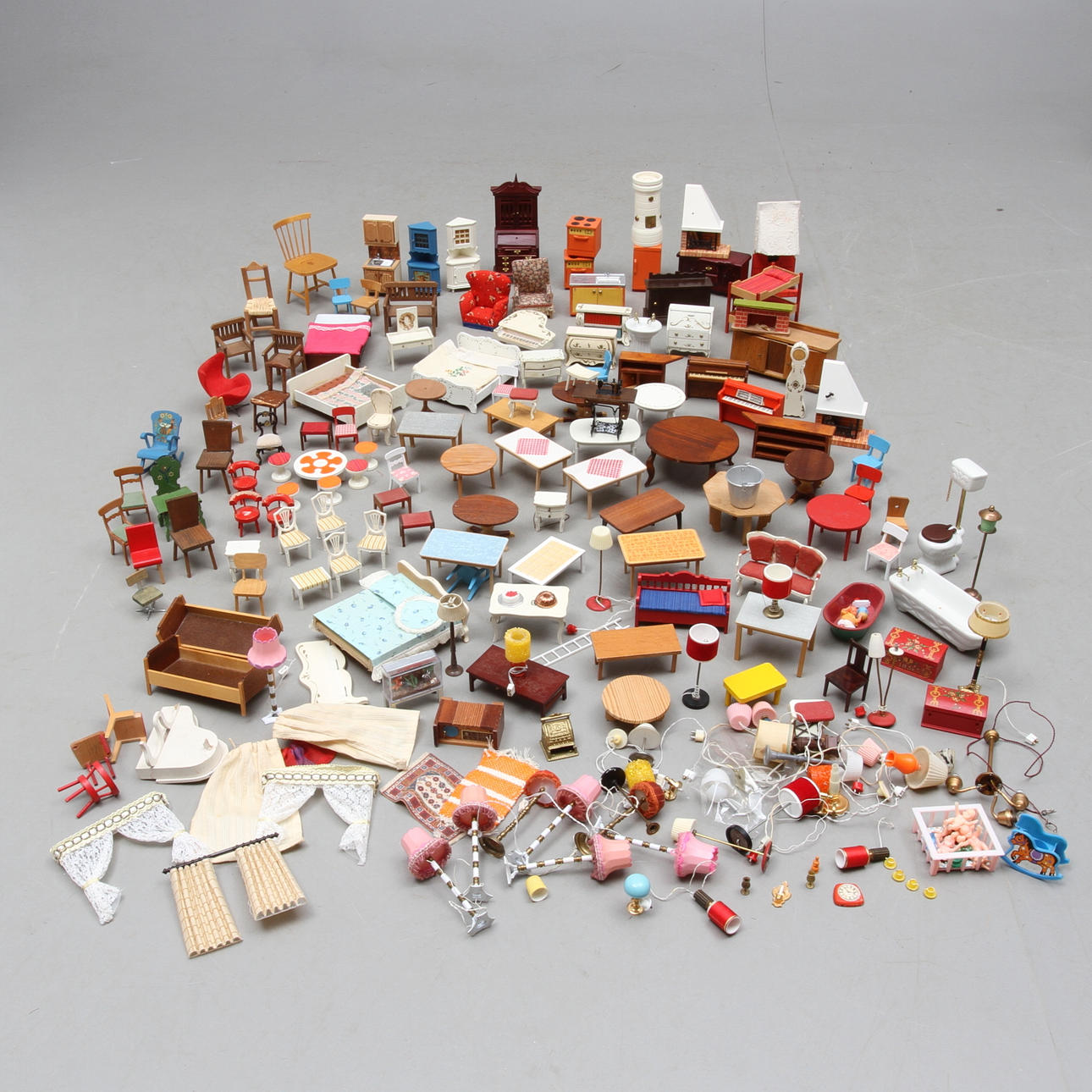 DOCKSKÅPSMÖBLER med mera, 1900/2000-tal (5).