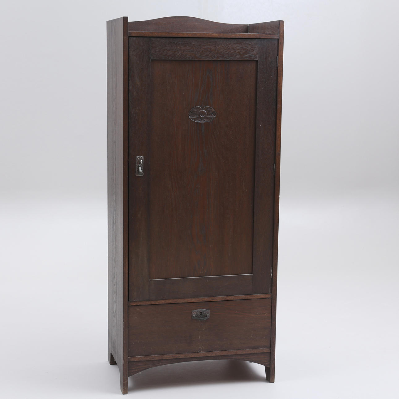 LINNESKÅP, jugend, "äpplet", tidigt 1900-tal.