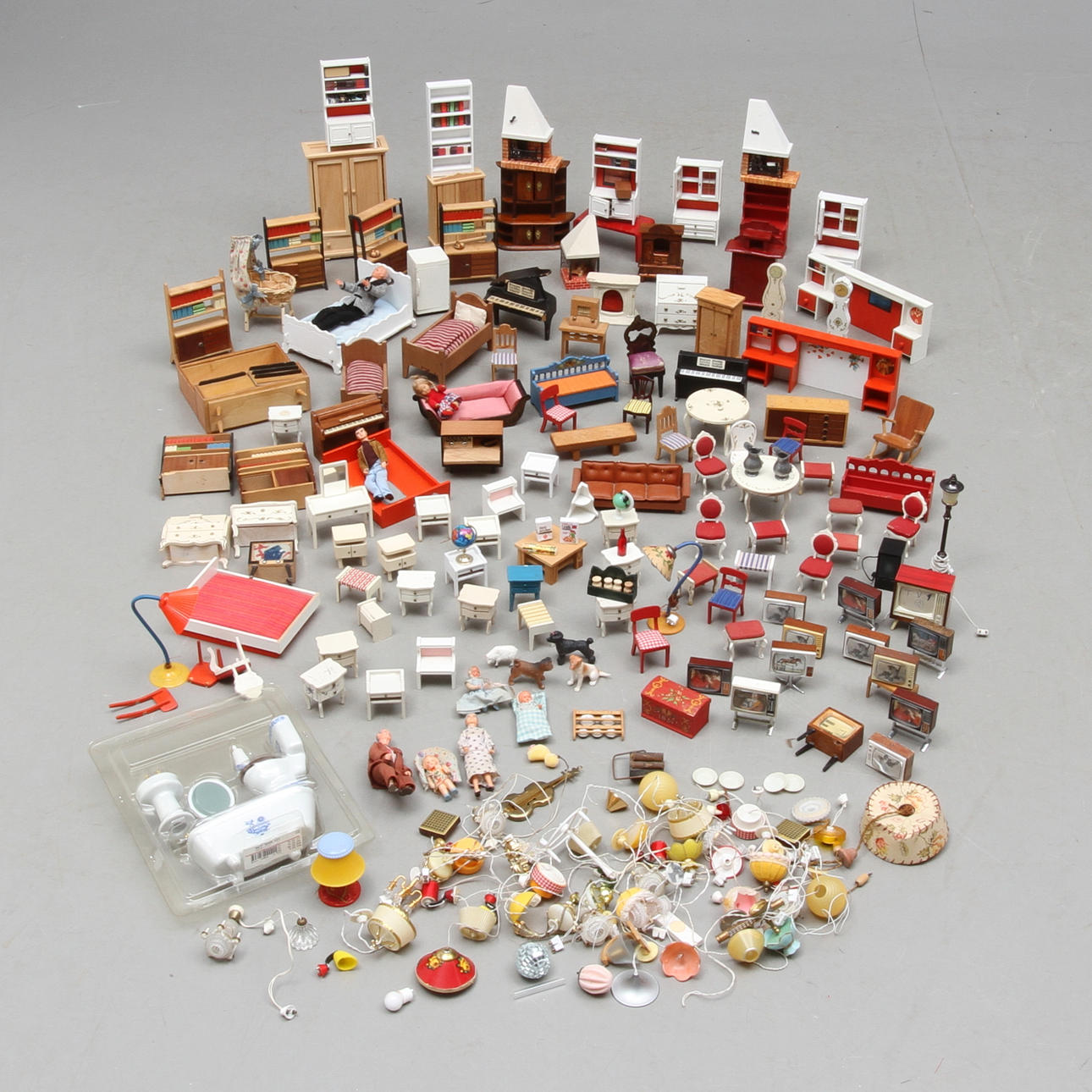 DOCKSKÅPSMÖBLER med mera, 1900/2000-tal (6).