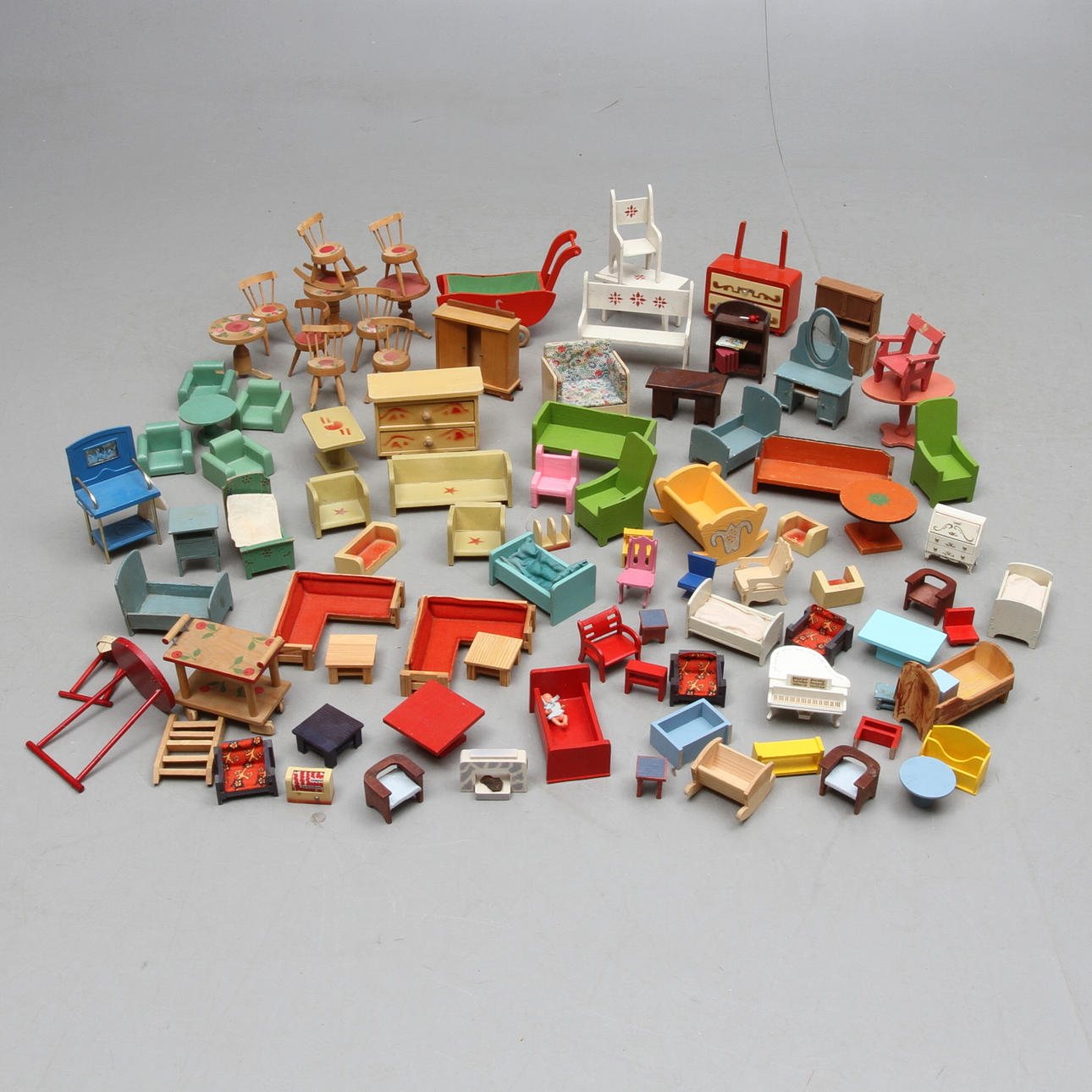 DOCKSKÅPSMÖBLER med mera, 1900/2000-tal (7).