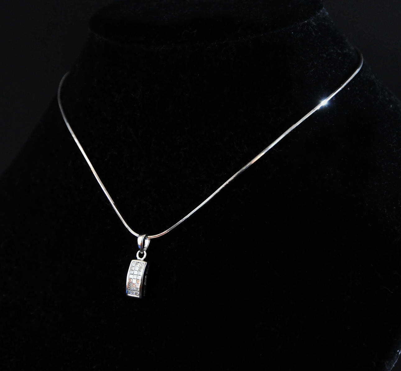 HÄNGE MED KEDJA. 14k guld med 24st diamanter, totalt ca 1 ct, ca 6,8 gram.