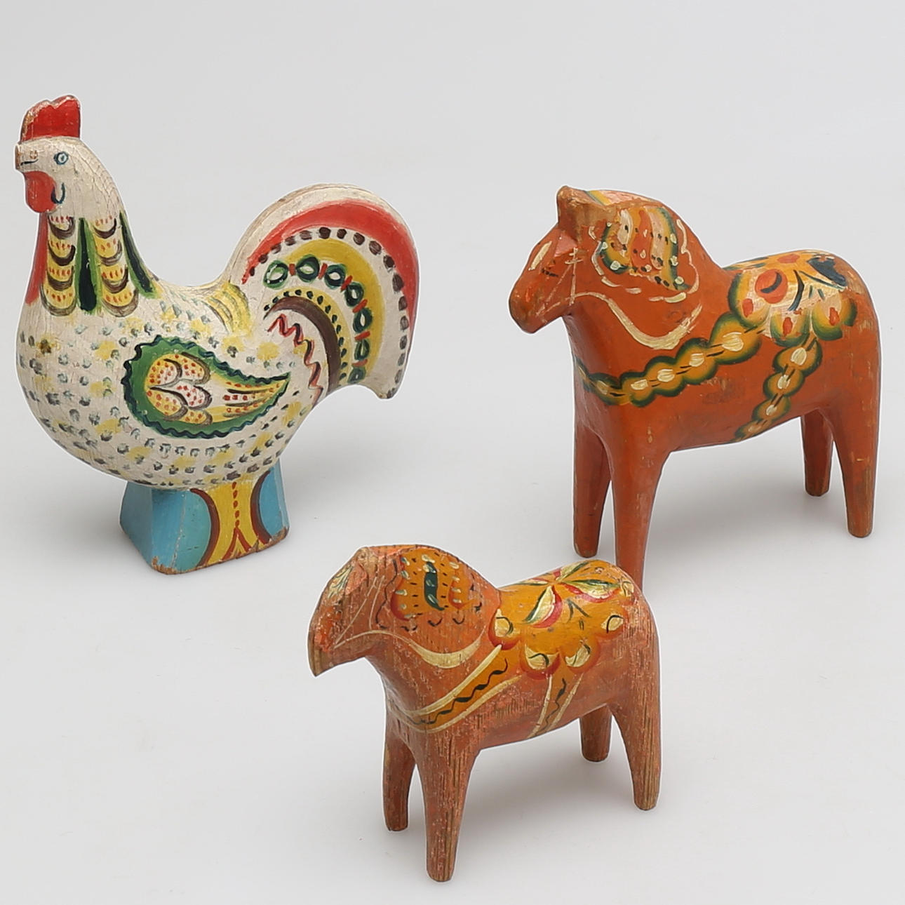 PARTI ALLMOGE, 3 delar, hästar samt tupp, sekelskiftet 1900.